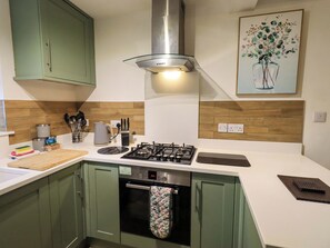 Fridge, cookware/dishes/utensils - 21 Entry Lane (Kendal)