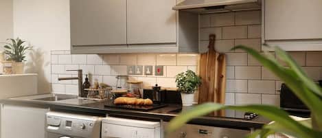 Réfrigérateur, micro-ondes, four, plaque de cuisson