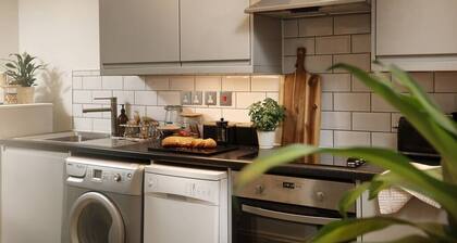 NEW Central Apt near The Royal William Yard For 6
