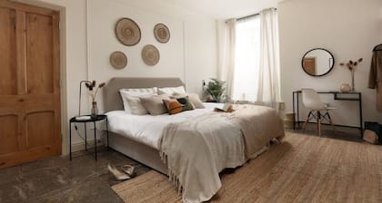 NEW Central Apt near The Royal William Yard For 6