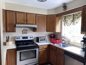 Fridge, microwave, oven, stovetop - Family Friendly Mountain Townhouse in N. Woodstock (Woodstock)