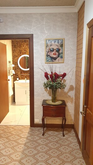 Shower, hair dryer, towels, soap - Luxurious Apartment, 9-min from Airport 2BR 2BA  (Glenroy)