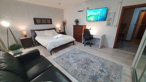 2 bedrooms, desk, iron/ironing board, free WiFi - Luxurious Apartment, 9-min from Airport 2BR 2BA (Glenroy)