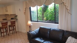 Smart TV, books, offices - Luxurious Apartment, 9-min from Airport 2BR 2BA (Glenroy)