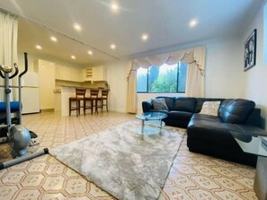 Smart TV, books, offices - Luxurious Apartment, 9-min from Airport 2BR 2BA  (Glenroy)