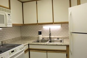 Keittiössä on sisäänrakennettu mikroaaltouuni, kaksi allasta ja liesi.