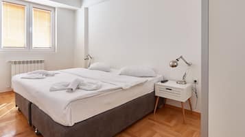 1 dormitorio, tabla de planchar con plancha, wifi y ropa de cama