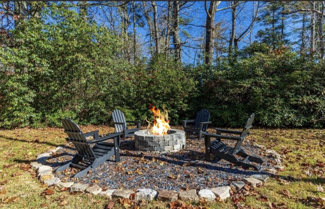 Walk to town, Huge stone firepit, Great deck, Fiber Optic Wi-FI