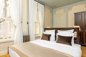 Deluxe Double Room with Bathtub | 埃及棉床單、高級寢具、迷你吧  、書桌
