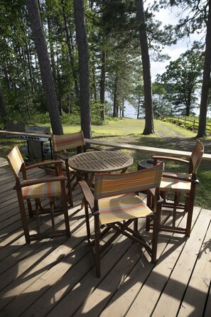Outdoor dining - Great Fishing, Gorgeous Views, Private Cabin on Pelican Lake (Orr)