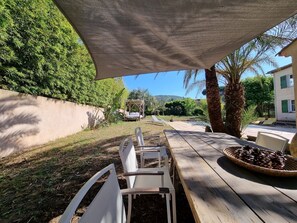 تناول الطعام بالخارج