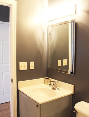 Duschwanne, Haartrockner, Handtücher, Seife