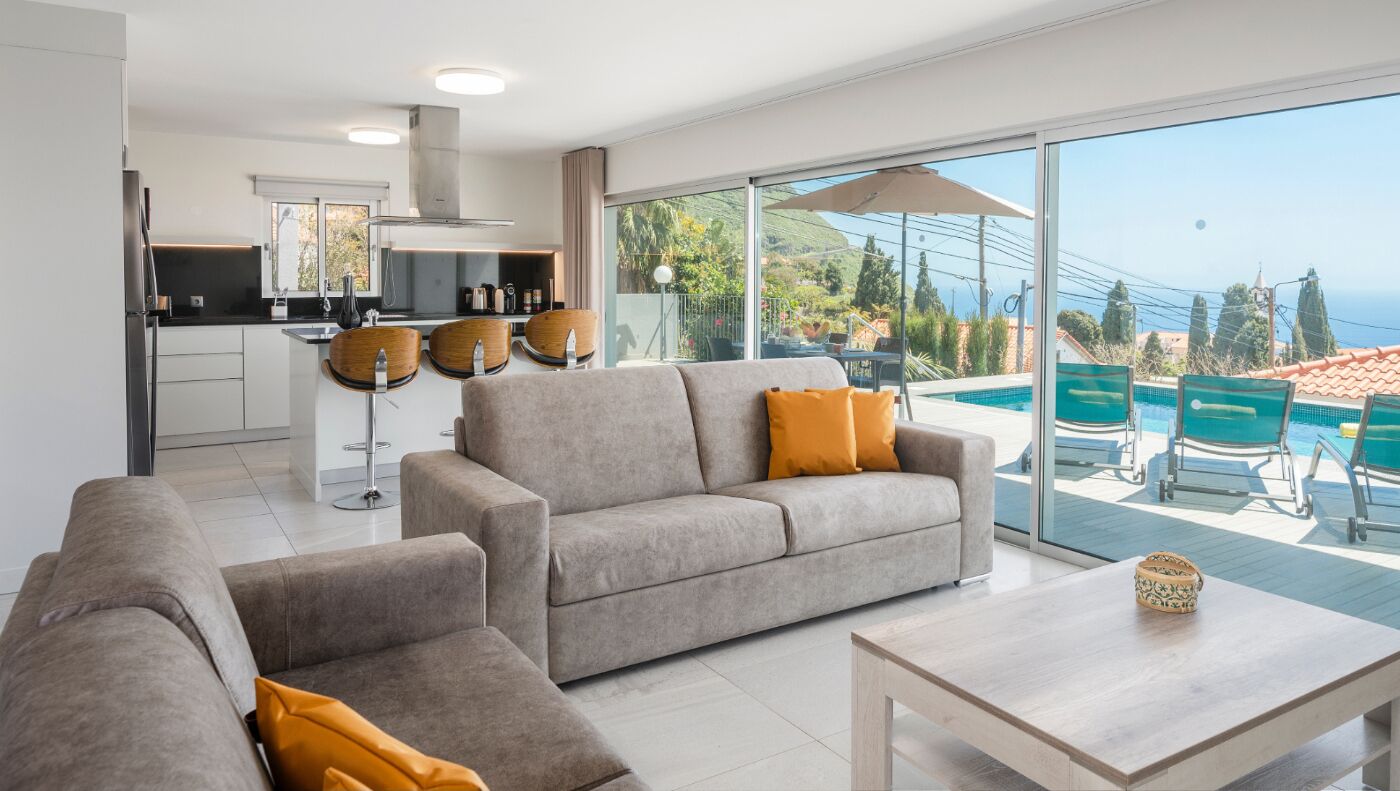 Smart TV, Netflix, streaming services, stereo