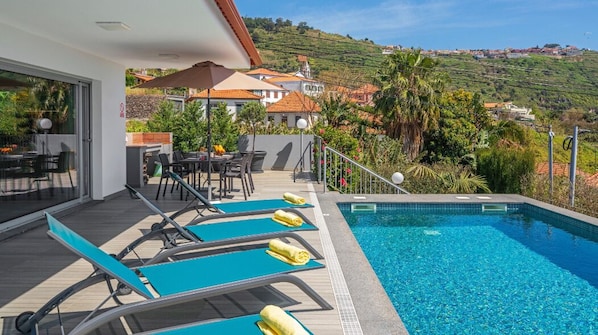 Piscine à débordement, piscine chauffée, chaises longues