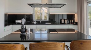 Kühlschrank, Mikrowelle, Ofen, Geschirrspüler