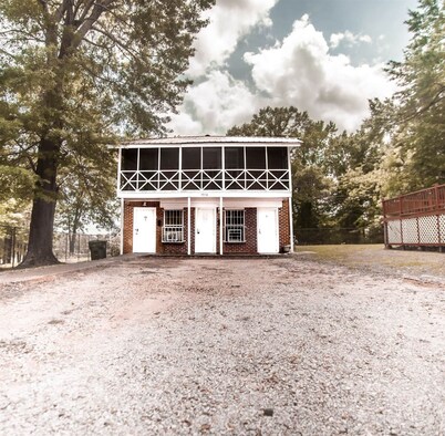 HISTORIC HILL APT2 (Downstairs)