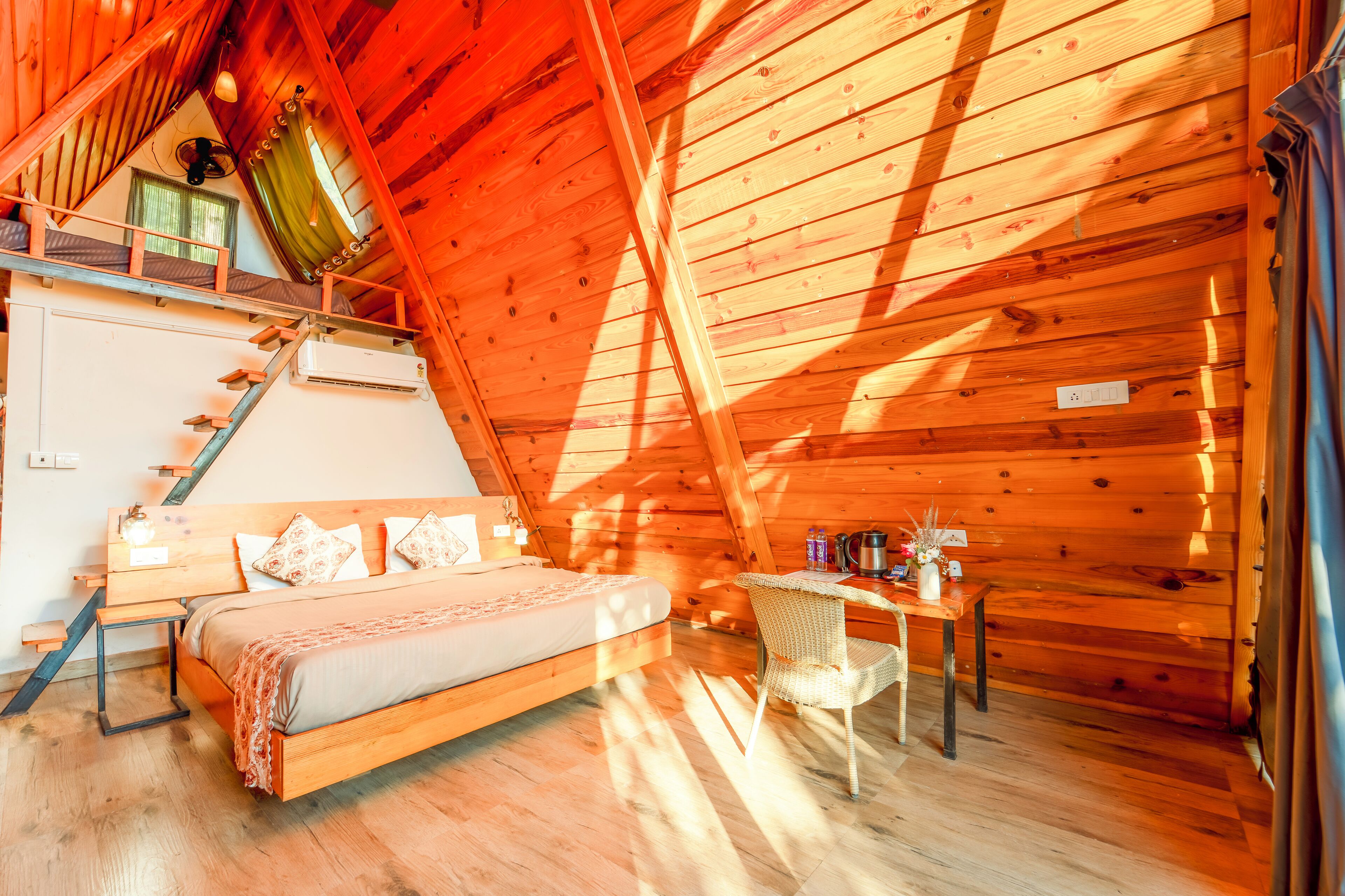 Um quarto de cabana de madeira aconchegante, com uma cama, uma mesa pequena e uma cadeira.