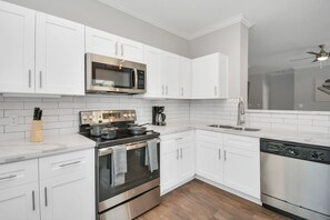 Fridge, microwave, oven, stovetop - Designer Themed 2 Bedroom GEM by the Galleria (Houston)