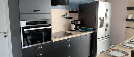 Kjøleskap, mikrobølgeovn, ovn og kokeplater