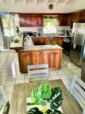 Réfrigérateur, tables à manger, ßlots de cuisine