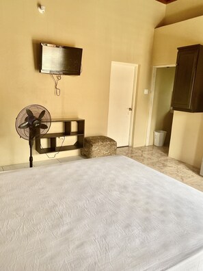 1 chambre, fer et planche à repasser, Wi-Fi gratuit, draps fournis