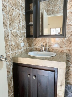 Duschwanne, Handtücher, Seife, Toilettenpapier