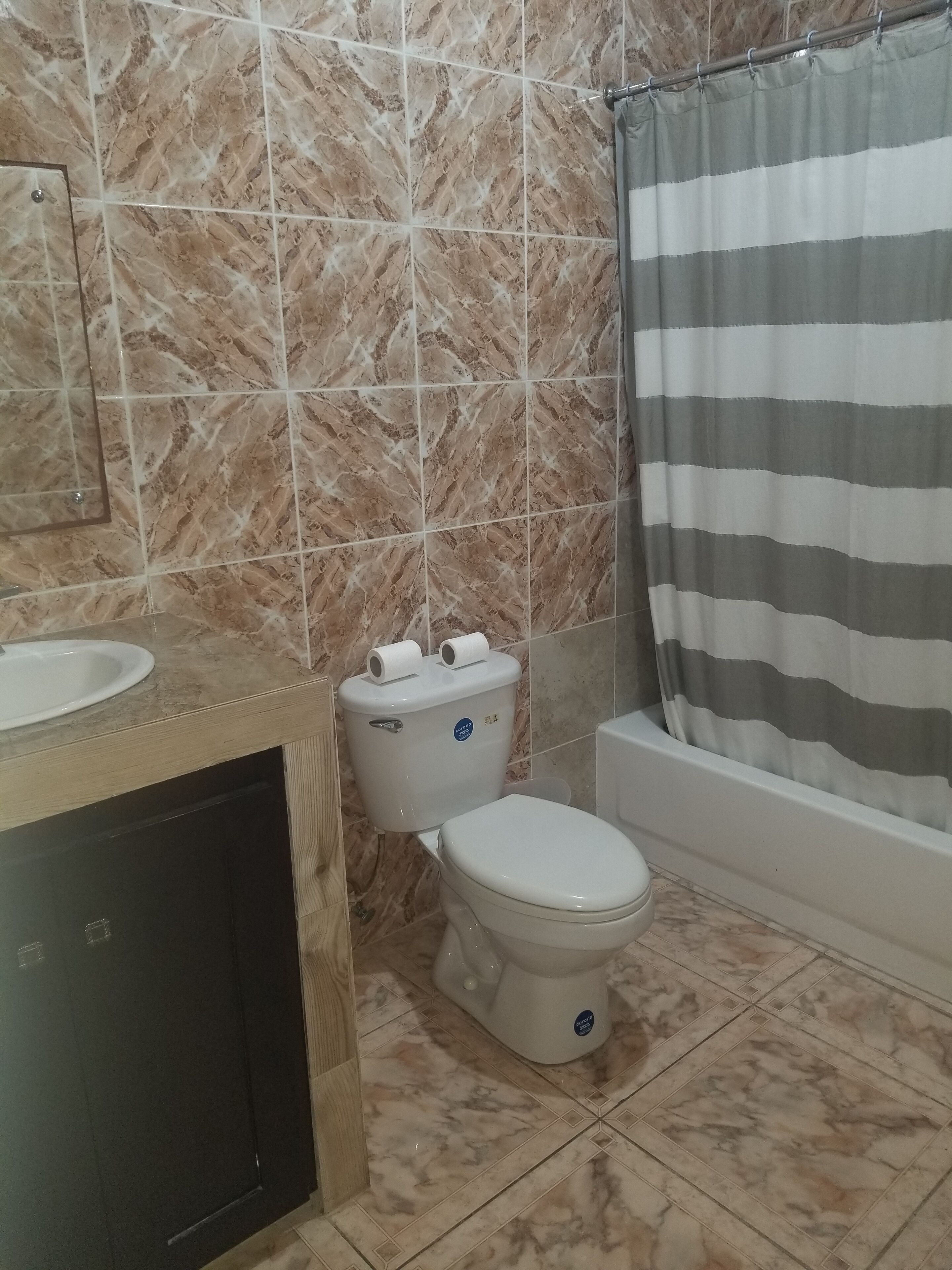 Chuveiro/banheira combinados, toalhas de banho, sabonete 