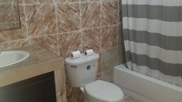 Chuveiro/banheira combinados, toalhas de banho, sabonete