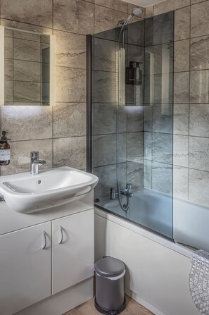 House | Bathroom | Combined shower/bathtub, deep-soaking bathtub, hair dryer, towels