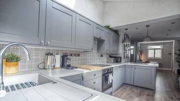 House | Private kitchen | Fridge, microwave, oven, stovetop