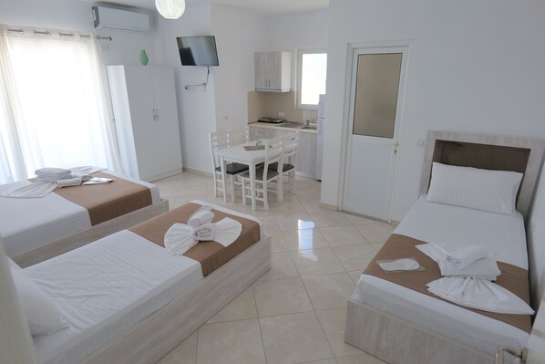 Quarto quádruplo, sacada | Wi-Fi de cortesia, roupa de cama