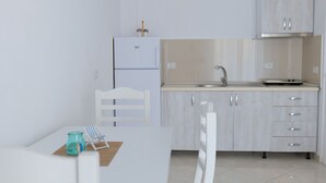 4 人部屋 バルコニー | 専用キッチン