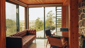 Un intérieur en bois avec un canapé, des fauteuils et une table.