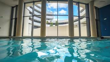 Una piscina techada, una piscina al aire libre de temporada