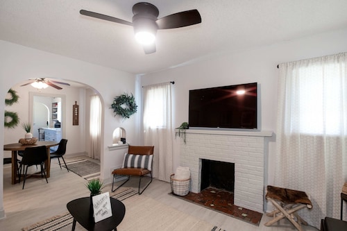 Home Sweet Home - Loft 3 BR - 1 BA WIFI SMART TV