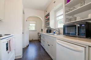 Een koelkast, een microgolfoven, een kookplaat, een vaatwasser