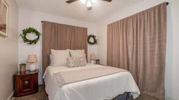 3 bedrooms, desk, WiFi, bed sheets