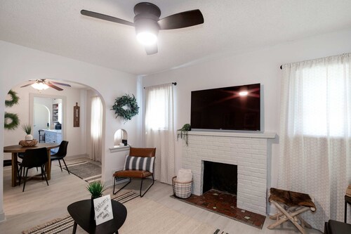 Home Sweet Home -  Loft 3 BR - 1 BA WIFI SMART TV