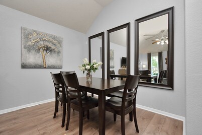 Neighborly private home sleeps 6 with a fenced yard, fast WiFi, workspace, and ample parking + 2-car garage—near Katy & Energy Corridor. Includes a primary king ensuite and soaking tub.