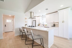 Kylskåp, mikrovågsugn, ugn och spishäll