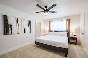 4 habitaciones, tabla de planchar con plancha y cuna de viaje