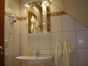 A bathroom with a sink, mirror, and towel rack. - pension walddorf (Winterberg)