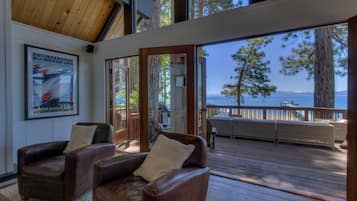 Rumah (Black Bear Lodge) | Eksterior