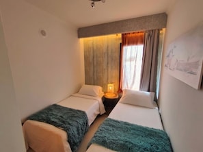 3 chambres, coffres-forts dans les chambres, fer et planche Ă repasser