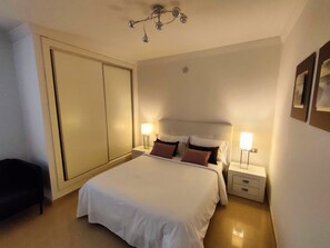 3 chambres, coffres-forts dans les chambres, fer et planche à repasser