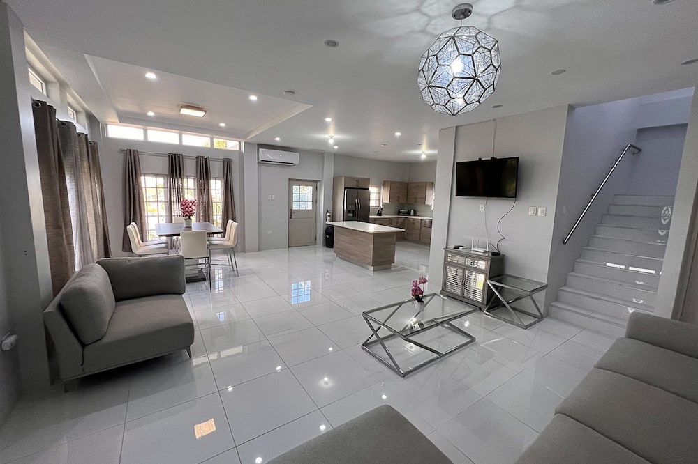 Glencoe Townhome With Loft Jacuzzi and Pool