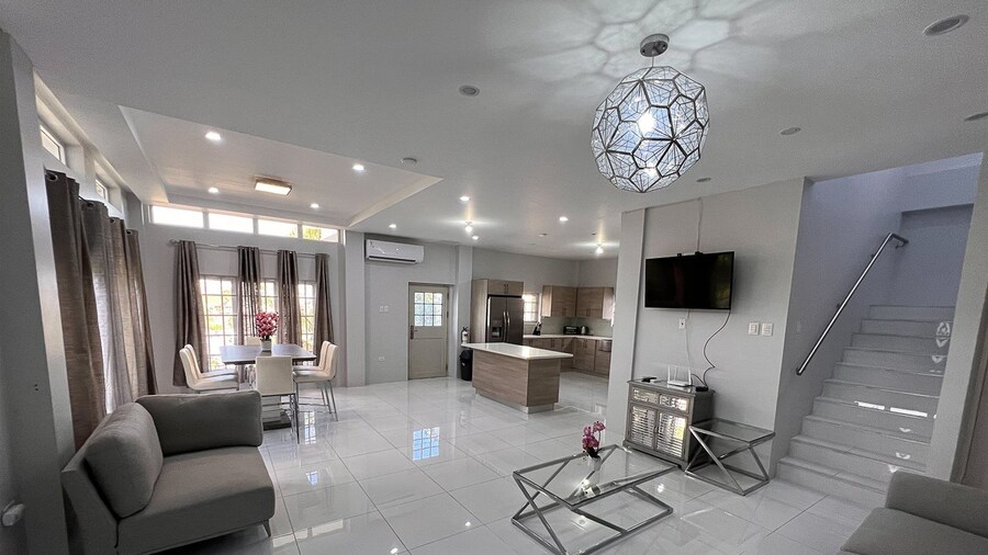 Glencoe Townhome With Loft Jacuzzi and Pool