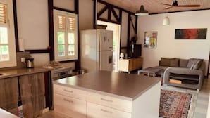 Un espacio habitable compacto con cocina, comedor y sofá.