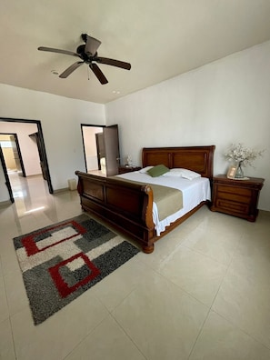 3 bedrooms, desk, free WiFi, bed sheets - HOUSE WITH LARGE SPACES (Cancún)
