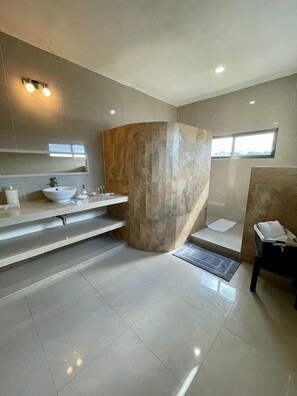 Hair dryer, towels, soap, shampoo - HOUSE WITH LARGE SPACES (Cancún)